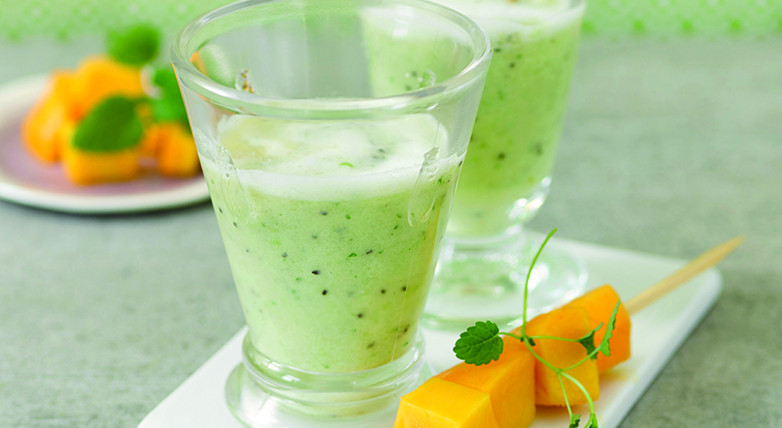 Apfel-Kiwi-Smoothie mit Mangospießen